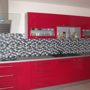 červeno-šedá moderní kuchyň Mosaic
